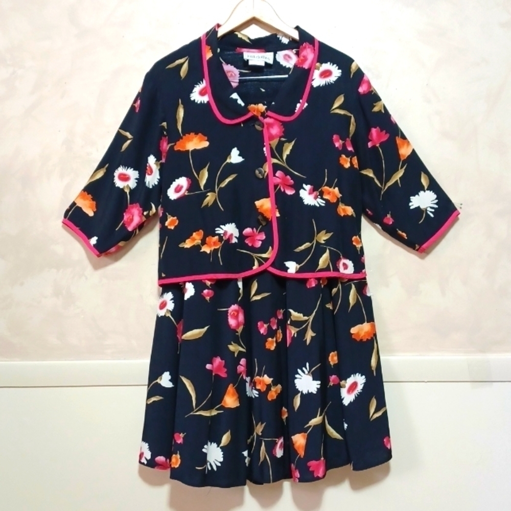 JUST CLOTHES WOMENS 2 PIECE DRESS     SET SIZE SMALL IN A BEAUTIFUL FLORAL